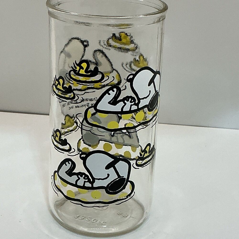 Vintage Peanuts Snoopy Glass 1988 Sleeping Snoopy Yellow Polka Dot Doghouse 5.5”